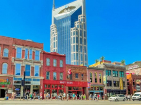 2 Chic Lofts right ON Broadway Strip Sleeps 10